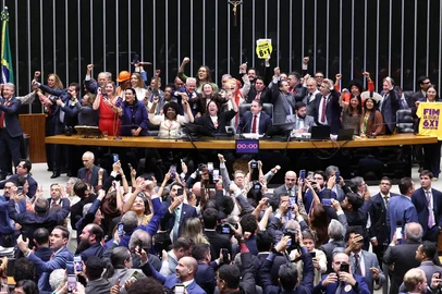 Deputados comemoram aprovação da PEC sobre o fim da escala 6x1 no plenário da Câmara dos Deputados. Bruno Spada Câmara dos Deputados<!-- NICAID(16295236) -->