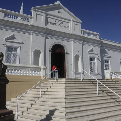 PORTO ALEGRE, RS, BRASIL, 21-07-2025: Fachada do Asilo Padre Cacique. O Asilo Padre Cacique é uma instituição filantrópica de longa permanência para idosos que há 126 anos acolhe pessoas idosas em vulnerabilidade social e econômica. Foto: Mateus Bruxel/Agência RBSIndexador: MATEUS BRUXEL<!-- NICAID(16084681) -->