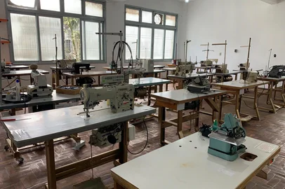 Casa de agem é inaugurada com promessa de ampliar vagas e capacitar para o mercado de trabalho em Caxias. Abrigo funciona 24h por dia, na Rua Garibaldi, e recebe usuários a partir do encaminhamento do Centro Pop Rua. Inicialmente, a capacidade é para 50 moradores em situação de rua. <!-- NICAID(16054078) -->