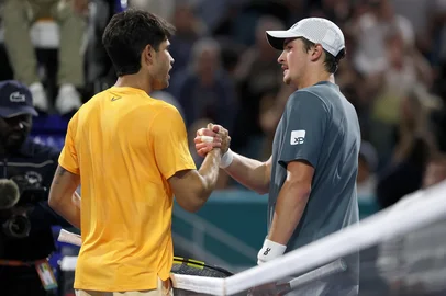 MIAMI GARDENS, FLORIDA - MARCH 20: Carlos Alcaraz of Spain is congratulated by Joao Fonseca of Brazil after their match on Day 4 of the Miami Open Presented by Itau at Hard Rock Stadium on March 20, 2026 in Miami Gardens, Florida.   Matthew Stockman/Getty Images/AFP (Photo by MATTHEW STOCKMAN / GETTY IMAGES NORTH AMERICA / Getty Images via AFP)<!-- NICAID(16249966) -->