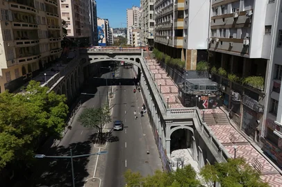 PORTO ALEGRE, RS, BRASIL, 12-09-2025: Faltando três meses para a nova previsão de entrega, seguem em andamento as obras de revitalização do viaduto Otávio Rocha, iniciado em novembro de 2022. O projeto, que deveria ter sido concluído em maio deste ano, agora tem dezembro como prazo final estipulado pela prefeitura. Foto: Jefferson Botega/Agência RBS<!-- NICAID(16122709) -->