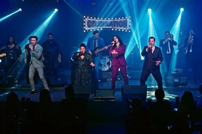 Com um repertório louvando grandes artistas da música internacional dos anos 1960 até 2000, a turnê Celebration Band On The Road chega a Bento Gonçalves para uma apresentação no dia 15 de agosto, na Fundação Casa das Artes. Serão 22 artistas no palco em uma produção que mistura música ao vivo, iluminação cênica, conteúdo audiovisual e interação com o público.Quando: dia 15 de agosto, às 20h.Onde: Fundação Casa das Artes (Rua Herny Hugo Dreher, 127 - bairro Planalto - Bento Gonçalves).Quanto: a partir de R$ 60 (+taxas) no Minha Entrada.<!-- NICAID(16335437) -->