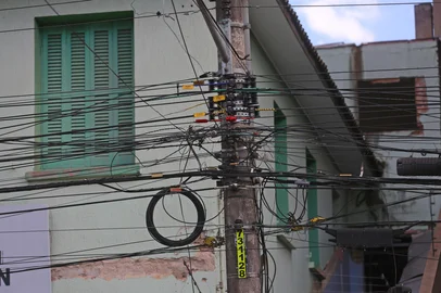 CAXIAS DO SUL, RS, BRASIL, 14/11/2024. Primeira etapa de testagem de dispositivo de fios deve ser finalizada até o fim do ano em Caxias do Sul. Na foto, poste localizado na Rua Os Dezoito do Forte, com a Rua Feijó Junior. (Porthus Junior/Agência RBS)Indexador: Porthus JUNIOR<!-- NICAID(15914335) -->