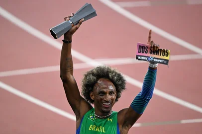 ATTILA KISBENEDEK / AFP Alison dos Santos, atletismo