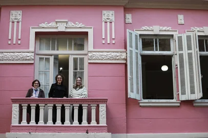 Porto Alegre, RS, Brasil, 10-06-2025: Prédio da Academia Literária Feminina do RS, no bairro Cidade Baixa, em Porto Alegre. Na foto, a partir da esquerda, Teniza Spinelli, Bernadete Saidelles e Zaira Cantarelli. Foto: Renan Mattos / Agência RBS<!-- NICAID(16056924) -->
