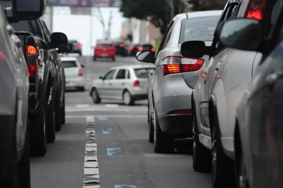 CAXIAS DO SUL, RS, BRASIL, 25/04/2022. Movimento de carros no centro de Caxias do Sul. (Bruno Todeschini/Agência RBS)<!-- NICAID(15077364) -->