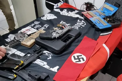 Em operação interestadual, polícia apreende armas, munições e material de apologia ao nazismo em Nova Petrópolis. Em um dos locais, na área rural, uma mulher chegou a ser presa por resistência e por disparo de tiro de arma de fogo. Ela pagou fiança de um salário mínimo e foi liberada.<!-- NICAID(15479894) -->