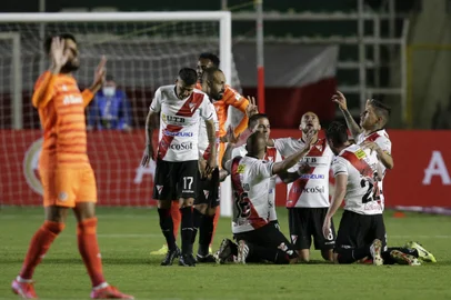 Bolivia's Always Ready Fernando Saucedo (R) celebrates with teammates after scoring against Brazil's Internacional during their Copa Libertadores football tournament group stage match at the Hernando Siles Stadium in La Paz on April 20, 2021. (Photo by MANUEL CLAURE / various sources / AFP)Editoria: SPOLocal: La PazIndexador: MANUEL CLAURESecao: soccerFonte: AFPFotógrafo: STR<!-- NICAID(14763047) -->