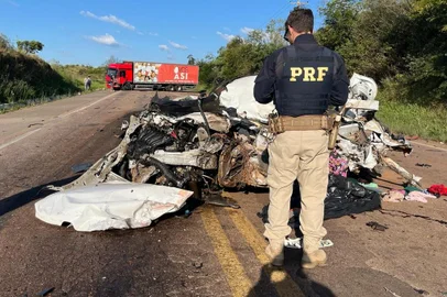 Mulher morre em acidente de trânsito na BR-290, em Arroio dos Ratos; via tem bloqueio total<!-- NICAID(15738966) -->