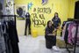 Porto Alegre, RS, Brasil, 22-11-2023: As representantes da Agência Compromisso Marina Schmitt (sentada), 26, Danielly Linhares (de pé), 20, na sede do empreendimento, no bairro Bom Jesus. Com foco na moda, a Agência Compromisso tem o objetivo de ligar projetos periféricos de impacto social com a iniciativa privada. Para isso, trabalha a comunicação usando técnicas de publicidade e marketing. Uma das formas de capitalizar para investir é um brechó promovido pela agência e que ocorre no local do empreendimento. A Compromisso é uma das classificadas para a edição nacional do Expofavela, que acontece em 1/12. Foto: Mateus Bruxel / Agência RBSIndexador: Andre Avila<!-- NICAID(15605494) -->