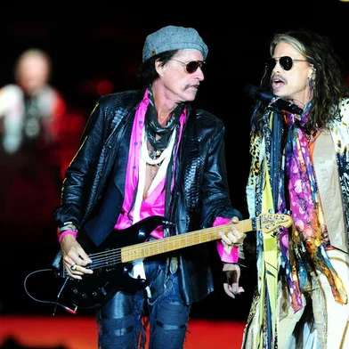 PORTO ALEGRE, RS, BRASIL - Seis anos depois de sua estreia em Porto Alegre, o Aerosmith está de volta. Nesta terça, Steven Tyler, Joe Perry, Brad Whitford, Tom Hamilton e Joey Kramer tocam para cerca de 12 mil pessoas que praticamente esgotaram os ingressos disponíveis menos de 48 horas depois do início das vendas e provavelmente prolongaram ainda mais a carreira de uma das bandas seminais do rock'n'roll.<!-- NICAID(12496497) -->