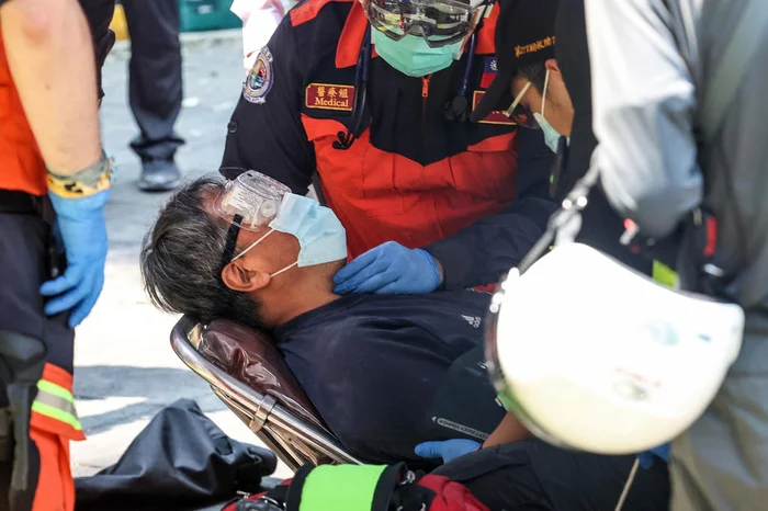 Equipes de emergência atendem sobrevivente, que ficou preso em um prédio danificado na cidade de Nova Taipei - Foto: CNA / AFP / Divulgação