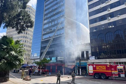 Após situação ter sido controlada, Bombeiros voltam a utilizar água para apagar pequenas chamas<!-- NICAID(16161948) -->