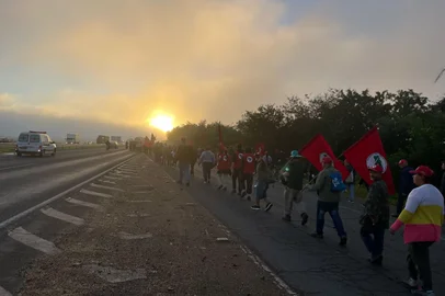 A marcha ocorre há seis dias e tem como objetivo apresentar reivindicações da categoria. Na terça-feira (22) os manifestantes saíram de São Jerônimo em direção à Porto Alegre. Desde então foram feitas passeatas diárias, utilizando a BR-290 e impactando no trânsito.<!-- NICAID(16025563) -->