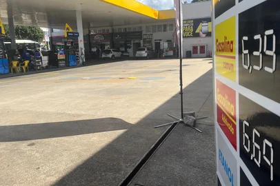 Entre os pesquisados na manhã de hoje, são poucos os estabelecimentos que mantém a média de preço entre 6,19 e 6,29 verificada no início de fevereiro./ A média agora da gasolina comum é de 6,31.// Os valores variam entre 6,19 o mais baixo e 6,49 o mais caro./<!-- NICAID(15995518) -->