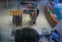 VÍDEO: dupla assalta brechó e rende funcionárias e clientes na Cidade Baixa, em Porto Alegre