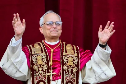 Newly elected Pope Leo XIV, Robert Prevost arrives on the main central loggia balcony of the St Peter's Basilica for the first time, after the cardinals ended the conclave, in The Vatican, on May 8, 2025. Robert Francis Prevost was on Thursday elected the first pope from the United States, the Vatican announced. A moderate who was close to Pope Francis and spent years as a missionary in Peru, he becomes the Catholic Church's 267th pontiff, taking the papal name Leo XIV. (Photo by Alberto PIZZOLI / AFP)<!-- NICAID(16034534) -->