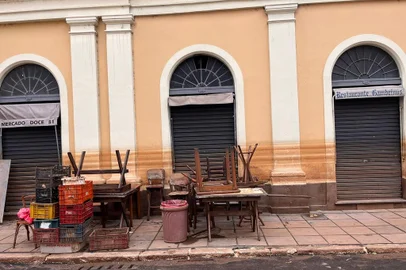 Mercadeiros começam a fazer descartes de produtos no Mercado Público<!-- NICAID(15776245) -->