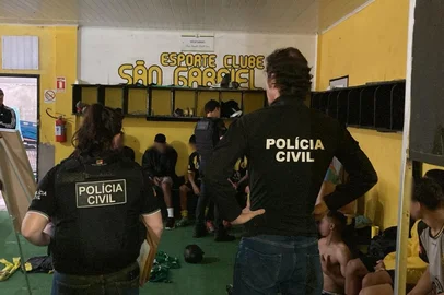 Polícia Civil / Divulgação SÃO GABRIEL, RS, BRASIL – 16-11-2025: Polícia Civil cumpre mandados de busca e apreensão no Esporte Clube São Gabriel por suspeita de manipulação de resultados. A ação, coordenada pela Delegacia de Repressão à Lavagem de Dinheiro de Organizações Criminosas (DRLD-OC/DRACO/DEIC), executou quatro ordens judiciais como parte da investigação.<!-- NICAID(16168467) -->