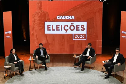 PORTO ALEGRE, RS, BRASIL, 06-08-2026: Debate com os principais candidatos ao governo do Rio Grande do Sul promovido pela Rádio Gaúcha no Teatro da Pucrs. Participam Gabriel Souza (MDB), Juliana Brizola (PDT), Luciano Zucco (PL) e Marcelo Maranata (PSDB). Evento dá início à cobertura oficial do pleito estadual de 2026. Foto: Renan Mattos/ Grupo RBS<!-- NICAID(16341084) -->