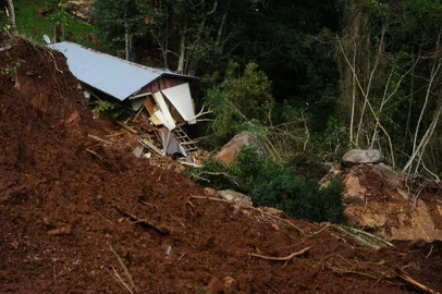 BENTO GONÇALVES, RS, BRASIL, 09/05/2024. Enchente RS: Bombeiros realizam buscas por desaparecidos e ajudam na desobstrução das estradas no distrito de Faria Lemos, interior de Bento Gonçalves. (Bruno Todeschini/Agência RBS)Indexador: BTK<!-- NICAID(15759702) -->
