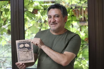 A sessão de autógrafos ocorre nesta quinta-feira (09/03), das 18h às 23h, no Zarabatana Café, no Centro de Cultura Dr. Henrique Ordovás Filho<!-- NICAID(15367368) -->