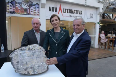 O Diretor geral da Novalternativa Incorpordora, Fernando Bassani, a CEO do Pompéia, Lara Vieira, e o Prefeito de Canela, Constantino Orsolin, com a pedra fundamental do hospital Pompéia Ecossistema de Saúde Pryme<!-- NICAID(15508349) -->