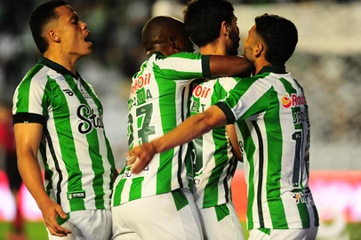 CAXIAS DO SUL, RS, BRASIL, 29/03/2025 - Brasileirão 2025 - Juventude e Vitória, Alfredo Jaconi, Caxias Do Sul. Gol do Gabriel (Neimar De Cesero/Agência RBS)<!-- NICAID(16006152) -->