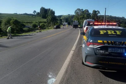 Mulher morre após colidir com caminhão na BR-386 em São José do Herval  - Foto: PRF/Divulgação<!-- NICAID(15373647) -->