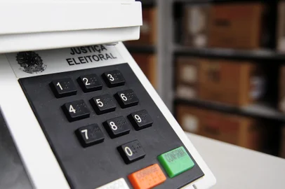 CAXIAS DO SUL, RS, BRASIL, 12/09/2018 - Edson Borowski, chefe de cartório da 169ª Zona Eleitoral, explica como funciona a urna eletrônica. (Marcelo Casagrande/Agência RBS)<!-- NICAID(13737166) -->