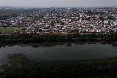 Porto Alegre, RS, BrasilUm ano após a enchente de 2024 Porto Alegre segue sem sistema de defesa contra inundações. Três das 14 comportas que deveriam compor o sistema de barreira de água do cais estão abertas e sem condições de operação. Na zona norte o bairro sarandi ainda não conta com a elevação do dique compatível com a nova cota de inundação. na foto: Dique do SarandiLocal: Porto Alegre<!-- NICAID(16023350) -->