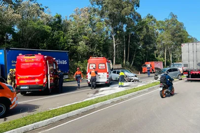 Colisão entre dois veículos de eio deixa três feridos na Rota do Sol, em Caxias do Sul<!-- NICAID(15906339) -->