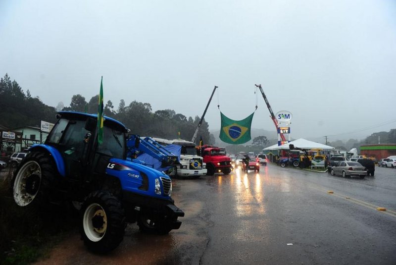 Tratoraço pró-presidente em Caxias do Sul. No ato em defesa a Bolsonaro, agricultores se reunem na Rota do Sol, com tratores, e seguem até o centro da cidade.<!-- NICAID(14883108) -->