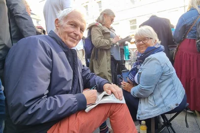 Pessoas aguardam na Royal Mile, em Londres, o pronunciamento real.<!-- NICAID(15203507) -->
