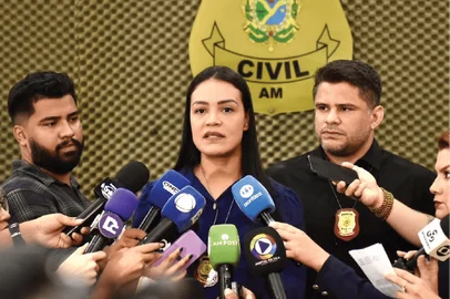 Conforme a delegada Grace Jardim, titular da unidade policial, a operação ocorreu na segunda-feira (03/02), com o cumprimento de cinco mandados de prisão preventiva e sete de busca e apreensão. Ela é desdobramento de uma apreensão de 342 quilos de maconha tipo skunk realizada em 2024, resultado de uma ação integrada entre Polícias Civil e Militar à época. Na ocasião, um soldado da ativa do Exército Brasileiro e outros dois ex-militares foram presos, além de duas mulheres.