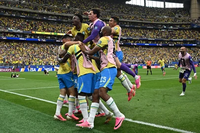 Brazil's players celebrate their second goal  during the 2026 World Cup round of 32 football match between Brazil and Japan at the Houston Stadium in Houston on June 29, 2026.  (Photo by Paul ELLIS / AFP)Editoria: SPOLocal: HoustonIndexador: PAUL ELLISSecao: soccerFonte: AFPFotógrafo: STF<!-- NICAID(16316529) -->