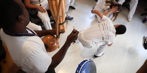Capoeira, inclusão e afeto: projeto acolhe adultos com autismo na Capital