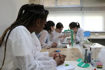 Projeto da UFRGS coloca estudantes da educação básica no centro da ciência: "Foi o último prego para eu ser pesquisador" <!-- NICAID(16227749) -->