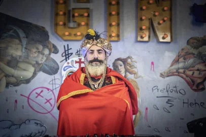 kaysar , clipe , are baba tic tic<!-- NICAID(14909094) -->