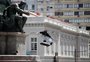 Skatistas realizam manobras em pontos históricos de Porto Alegre