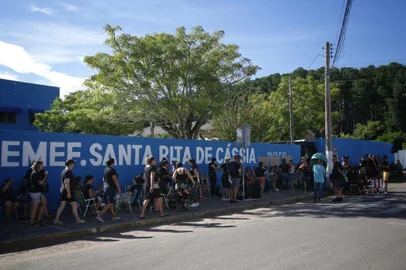 Guaiba, RS, Brasil, 15-03-2023: Professores durante mobilização em frente à EMEF Santa Rita de Cássia. Docentes de escolas municipais de Guaiba estão em greve por questões salariais e vale alimentação. Foto: Mateus Bruxel / Agência RBSIndexador: Andre Avila<!-- NICAID(15375650) -->