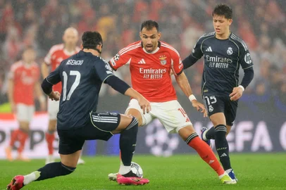 Benfica's Greek forward #14 Vangelis Pavlidis controls the ball past Real Madrid's Spanish defender #17 Raul Asencio during the UEFA Champions League league phase day 8 football match between SL Benfica and Real Madrid CF at Estadio da Luz in Lisbon on January 28, 2026. (Photo by PATRICIA DE MELO MOREIRA / AFP)<!-- NICAID(16213659) -->