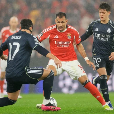 Benfica's Greek forward #14 Vangelis Pavlidis controls the ball past Real Madrid's Spanish defender #17 Raul Asencio during the UEFA Champions League league phase day 8 football match between SL Benfica and Real Madrid CF at Estadio da Luz in Lisbon on January 28, 2026. (Photo by PATRICIA DE MELO MOREIRA / AFP)<!-- NICAID(16213659) -->
