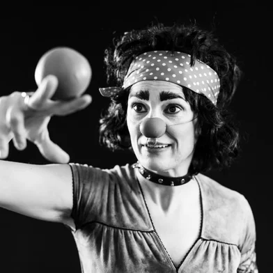 A atriz Odelta Simonetti vai celebrar seus 25 anos de carreira levando para a periferia de Caxias do Sul todo o humor e veia rockeira da palhaça Rarley Davidson. Na próxima quinta-feira (27/4) ela dá a largada para a Live Tour do espetáculo Um dia, uma palhaça. O projeto de circulação vai percorrer cinco bairros de Caxias do Sul entre o final de abril e parte do mês de maio: Forqueta, Reolon, Ana Rech, Esplanada e Santa Fé. <!-- NICAID(15407970) -->
