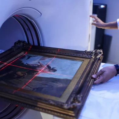 PORTO ALEGRE, RS, BRASIL - 2023.08.21 - A Casa da Memória Unimed está fazendo uma análise - usando tomografia computadorizada - de quadros inéditos e históricos do pintor gaúcho Pedro Weingärtner (1853-1929). Os exames de imagem confirmam autenticidade e o estado atual de conservação das obras. (Foto: André Ávila/ Agência RBS)Indexador: Andre Avila<!-- NICAID(15516350) -->