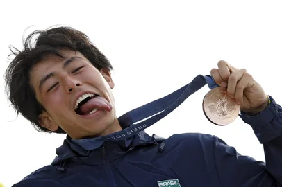 Bronze medallist Brazil's Augusto Akio poses during the podium ceremony for the men's park skateboarding final during the Paris 2024 Olympic Games at La Concorde in Paris on August 7, 2024. (Photo by Odd ANDERSEN / AFP)<!-- NICAID(15834839) -->