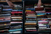 PORTO ALEGRE, RS, BRASIL,09-11-2025: Domingo de sol atrai milhares de visitantes a 71a Feira do Livro de Porto Alegre. Foto Jonathan Heckler/Agência RBS<!-- NICAID(16163922) -->