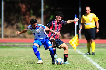 Porthus Junior / Agencia RBS CAXIAS DO SUL, RS, BRASIL04/12/2025. Apafut x Guarani-VA, jogo de ida válido pela final da segunda divisão do Campeonato Gaúcho 2025 (Gaúchão Série B) e realizado no estádio do Sesi Caxias do Sul. (Porthus Junior/Agência RBS)Indexador: BTK <!-- NICAID(16180434) -->