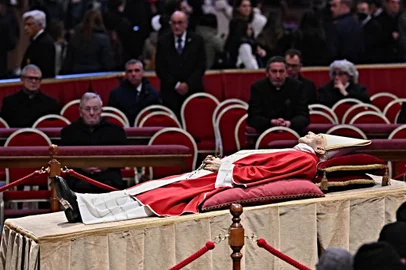 EDITORS NOTE: Graphic content / The body of Pope Emeritus Benedict XVI lays in state at St. Peter's Basilica in the Vatican, on January 2, 2023. - Benedict, a conservative intellectual who in 2013 became the first pontiff in six centuries to resign, died on December 31, 2022, at the age of 95. Thousands of Catholics began paying their respects on January 2, 2023 to former pope Benedict XVI at St Peter's Basilica at the Vatican, at the start of three days of lying-in-state before his funeral. (Photo by Andreas SOLARO / AFP)<!-- NICAID(15309917) -->