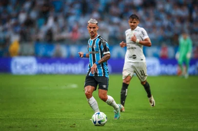 RS - FUTEBOL/CAMPEONATO BRASILEIRO 2023/GREMIO X CORINTHIANS  - ESPORTES - Lance da partida entre Gremio e Corinthians disputada na tarde deste domingo na Arena do Gremio, em partida valida pela Campeonato Brasileiro 2023. FOTO: LUCAS UEBEL/GREMIO FBPANa foto: Ferreira<!-- NICAID(15627691) -->